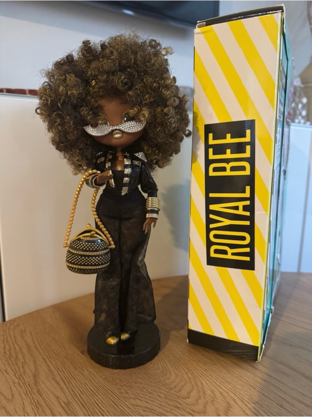 LOL Surprise OMG Royal Bee Glitter Gold & Black Fashion Doll - Picture 4 of 5